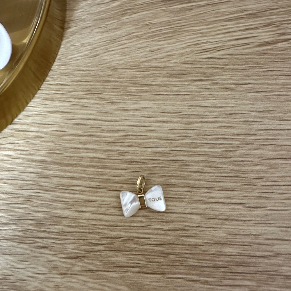 TOUS Bow Pendant 18k